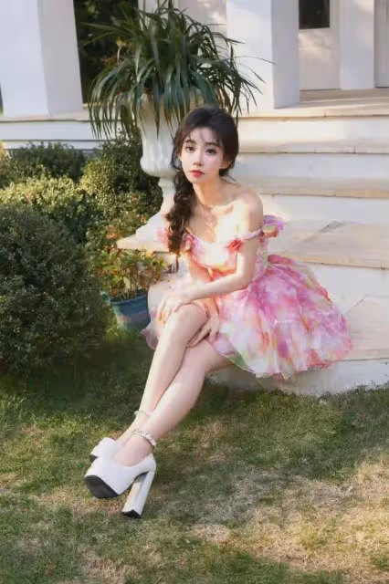 馮提莫小性感照片曝光,粉綠公主裙盡顯甜美風範
