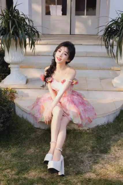馮提莫小性感照片曝光,粉綠公主裙盡顯甜美風範