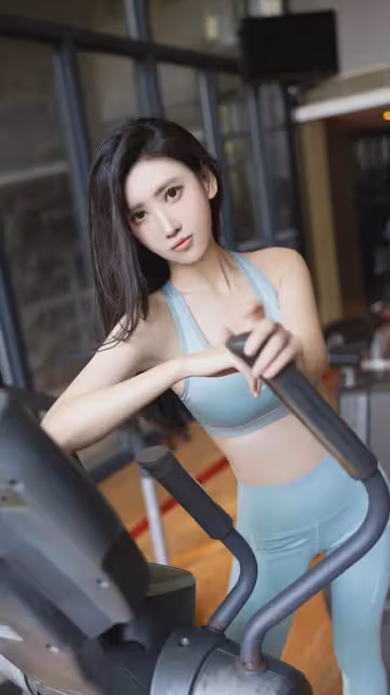 獨家揭秘:章芃芃健身照驚艷亮相,綠灰運動瑜伽裝展現曼妙身姿!
