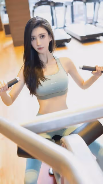 獨家揭秘:章芃芃健身照驚艷亮相,綠灰運動瑜伽裝展現曼妙身姿!