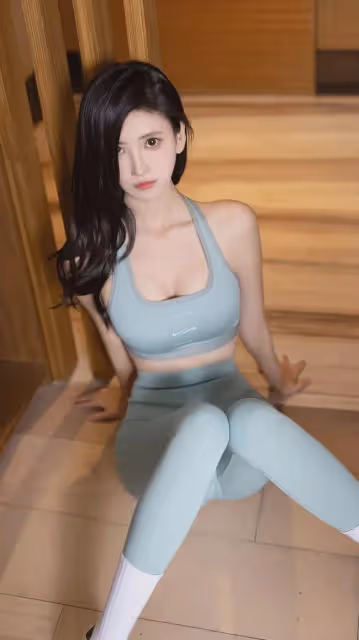 獨家揭秘:章芃芃健身照驚艷亮相,綠灰運動瑜伽裝展現曼妙身姿!