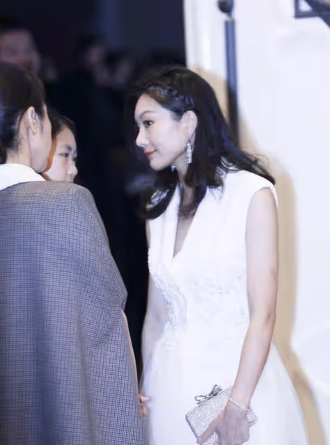 張藝謀罕見攜妻亮相,39歲陳婷穿小白裙真顯嫩,同框導演像兩代人