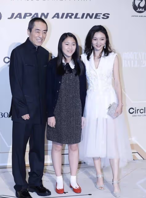張藝謀罕見攜妻亮相,39歲陳婷穿小白裙真顯嫩,同框導演像兩代人