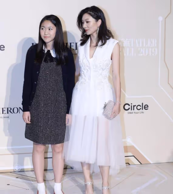 張藝謀罕見攜妻亮相,39歲陳婷穿小白裙真顯嫩,同框導演像兩代人