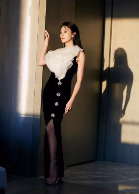 張藝謀罕見攜妻亮相,39歲陳婷穿小白裙真顯嫩,同框導演像兩代人