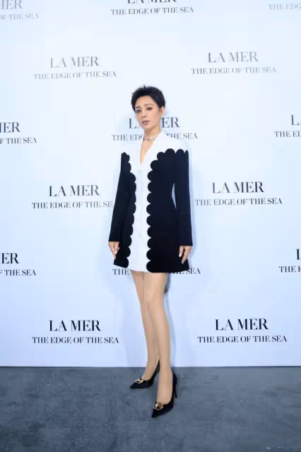張藝謀罕見攜妻亮相,39歲陳婷穿小白裙真顯嫩,同框導演像兩代人