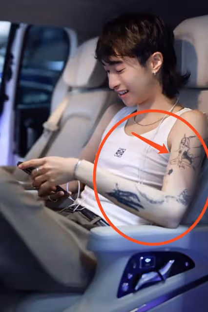 伊能靜兒子回國！現身機場秀紋身，獲妹妹熱情接機，或在上海發展