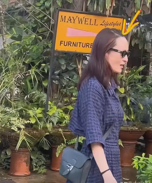 48歲蔣勤勤新加坡度假!素顏出鏡髮際線吸睛,徒手吃螃蟹姿態豪放