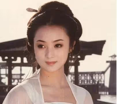48歲蔣勤勤新加坡度假!素顏出鏡髮際線吸睛,徒手吃螃蟹姿態豪放
