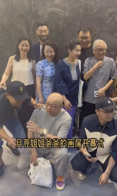 王小丫罕見現身北京畫展，56歲無兒無女，不是c位卻格外引人關注