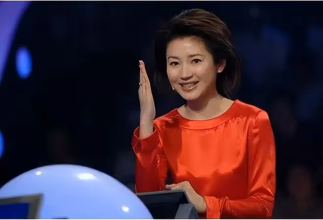 王小丫罕見現身北京畫展，56歲無兒無女，不是c位卻格外引人關注
