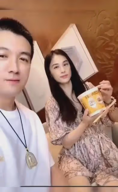 大瓜!黃聖依直播時走光!隱私一覽無遺,楊子被嘲在旁邊也不提醒