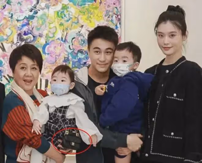 奚夢瑤上海接娃放學,跨抱4歲兒子母愛爆棚,一路與老師交流不斷