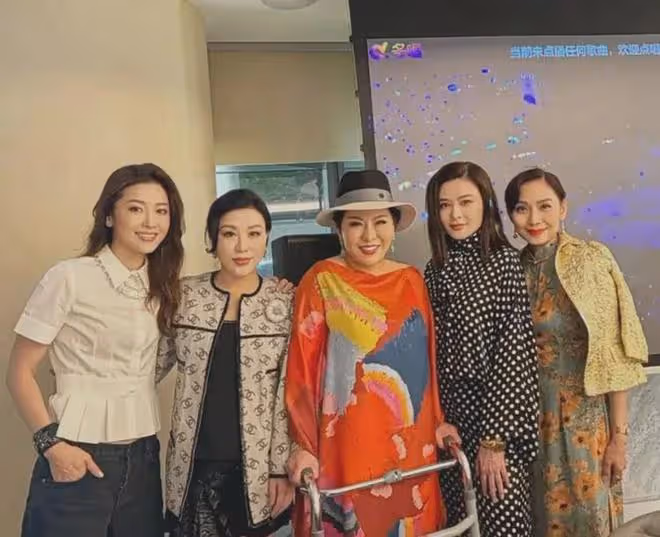 61歲關之琳和富婆聚會,戴100w名表穿搭惹爭議,低調復出人氣低!
