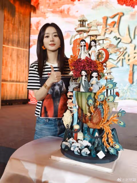趙麗穎曬《與鳳行》慶功宴,林更新在穎寶頭上比兔耳朵,售後超甜