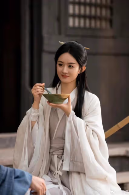趙麗穎曬《與鳳行》慶功宴,林更新在穎寶頭上比兔耳朵,售後超甜