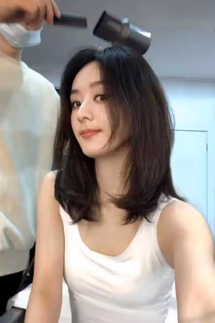 趙麗穎曬《與鳳行》慶功宴,林更新在穎寶頭上比兔耳朵,售後超甜