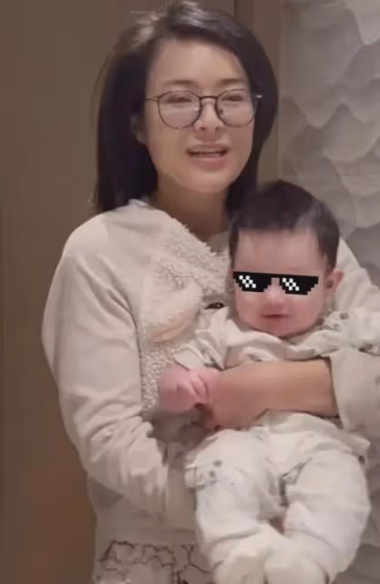 東方衛視主持人陳辰:39歲結婚,40歲後生倆娃,今被丈夫寵成少女