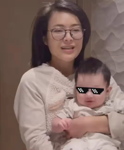 東方衛視主持人陳辰:39歲結婚,40歲後生倆娃,今被丈夫寵成少女