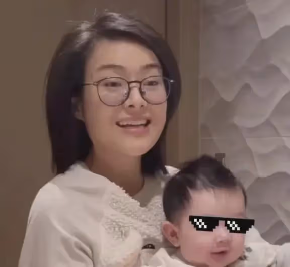 東方衛視主持人陳辰:39歲結婚,40歲後生倆娃,今被丈夫寵成少女