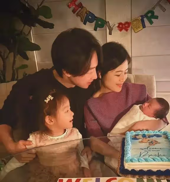 東方衛視主持人陳辰:39歲結婚,40歲後生倆娃,今被丈夫寵成少女