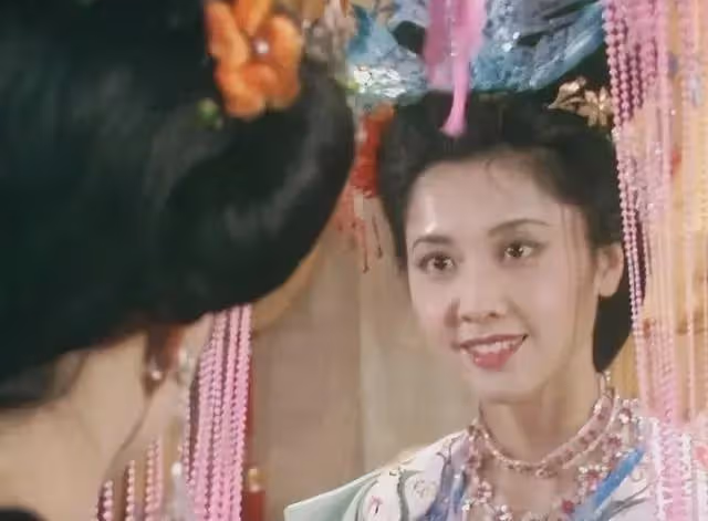 她被譽為「大陸第一美人」,兩位名導為其著迷,如今71歲依舊貌美