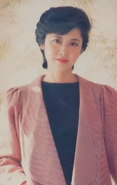 她被譽為「大陸第一美人」,兩位名導為其著迷,如今71歲依舊貌美