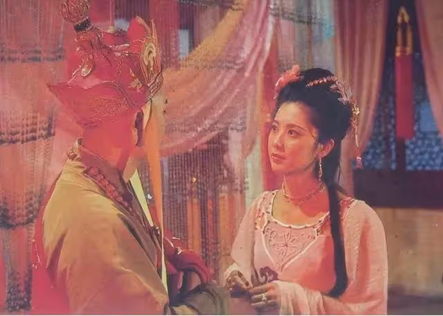 她被譽為「大陸第一美人」,兩位名導為其著迷,如今71歲依舊貌美