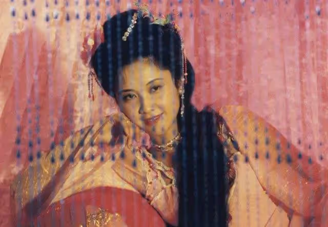 她被譽為「大陸第一美人」,兩位名導為其著迷,如今71歲依舊貌美