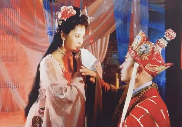 她被譽為「大陸第一美人」,兩位名導為其著迷,如今71歲依舊貌美