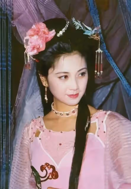 她被譽為「大陸第一美人」,兩位名導為其著迷,如今71歲依舊貌美