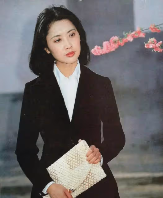 她被譽為「大陸第一美人」,兩位名導為其著迷,如今71歲依舊貌美