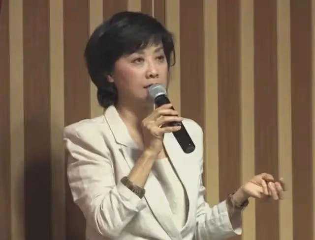 她被譽為「大陸第一美人」,兩位名導為其著迷,如今71歲依舊貌美