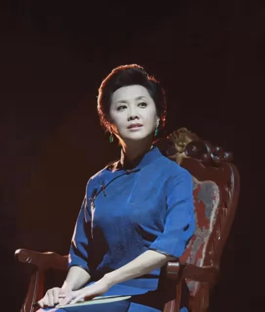 她被譽為「大陸第一美人」,兩位名導為其著迷,如今71歲依舊貌美