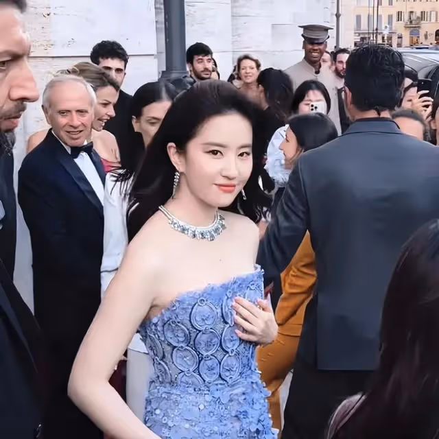 寶格麗第二彈:舒淇退場,劉亦菲咖位直降靠邊坐,遭到區別對待!