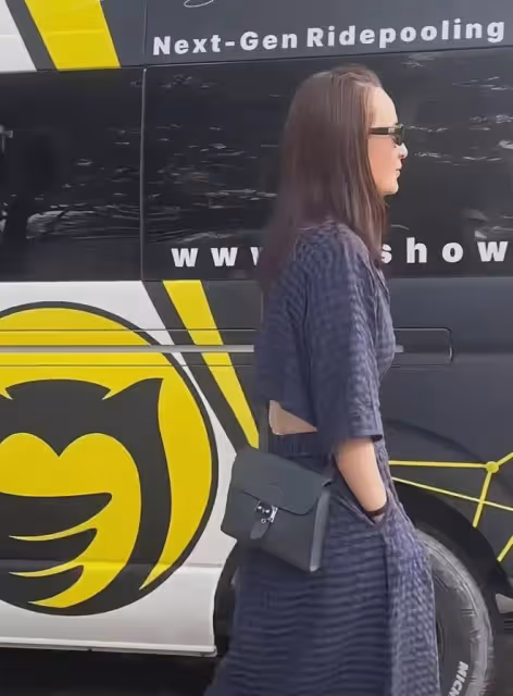 48歲蔣勤勤新加坡度假!素顏出鏡,髮際線搶眼,徒手吃螃蟹太豪放