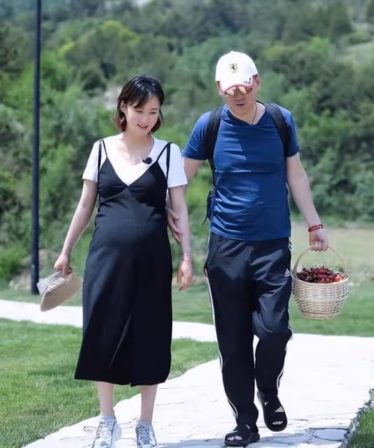 48歲蔣勤勤新加坡度假!素顏出鏡,髮際線搶眼,徒手吃螃蟹太豪放
