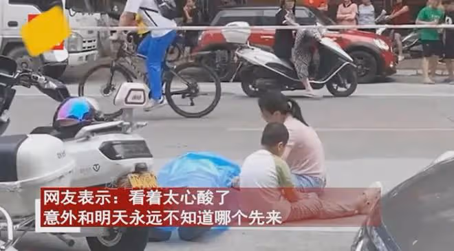 丈夫騎摩托摔倒突然離世,妻子坐地上痛哭流涕,孩子目睹坐著愣神