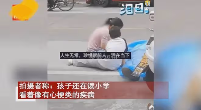 丈夫騎摩托摔倒突然離世,妻子坐地上痛哭流涕,孩子目睹坐著愣神