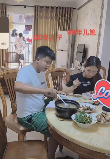 44歲年輕爺爺抱孫女和孫子,看著兒子和媳婦吃飯:到底誰是爺爺?