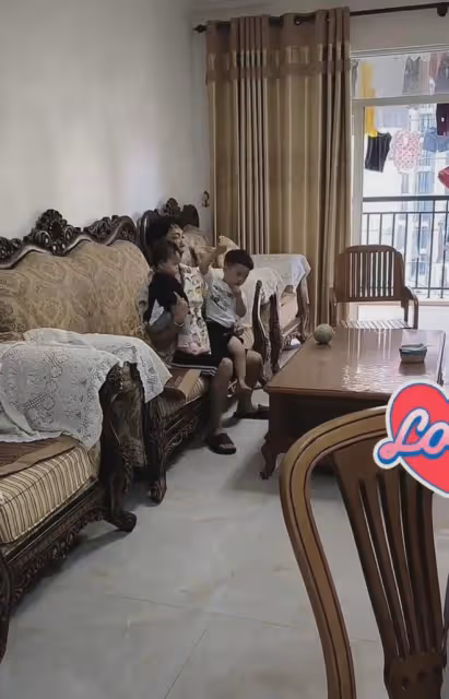 44歲年輕爺爺抱孫女和孫子,看著兒子和媳婦吃飯:到底誰是爺爺?