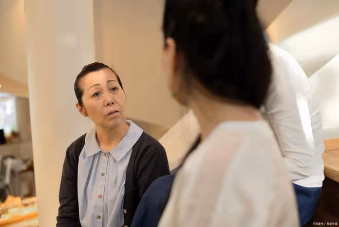 表妹兩歲時被遺棄,姑父撿來養了20多年後,親生父母卻想上門認親
