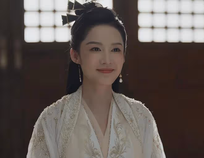 全程梗脖子,歪嘴不斷,33歲金晨出手,帶來教科書式「俠女演技」