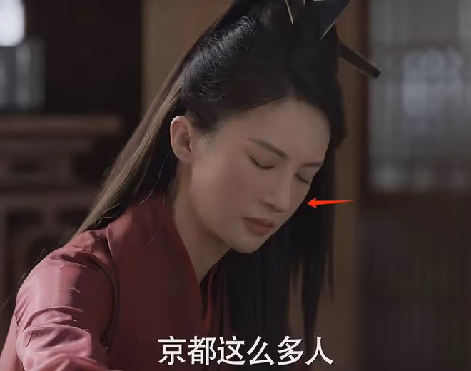 全程梗脖子,歪嘴不斷,33歲金晨出手,帶來教科書式「俠女演技」