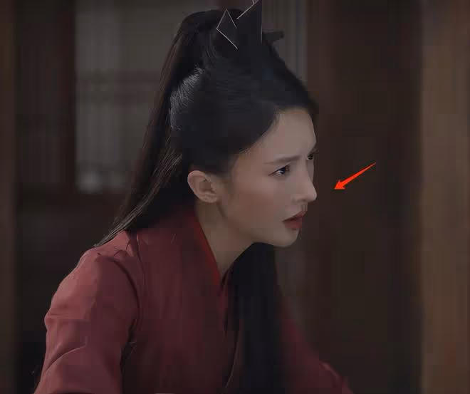 全程梗脖子,歪嘴不斷,33歲金晨出手,帶來教科書式「俠女演技」