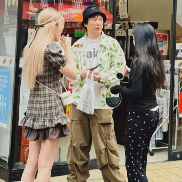 王思聰日本旅遊,仨美女相伴身材發福,頭髮凌亂像中年油膩大叔