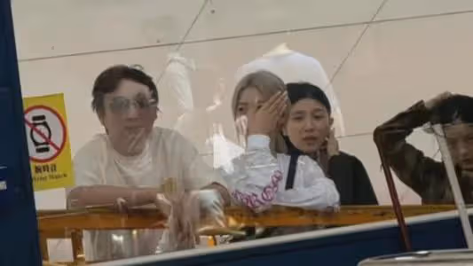 王思聰日本旅遊,仨美女相伴身材發福,頭髮凌亂像中年油膩大叔