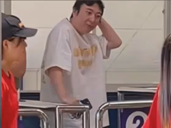 王思聰日本旅遊,仨美女相伴身材發福,頭髮凌亂像中年油膩大叔