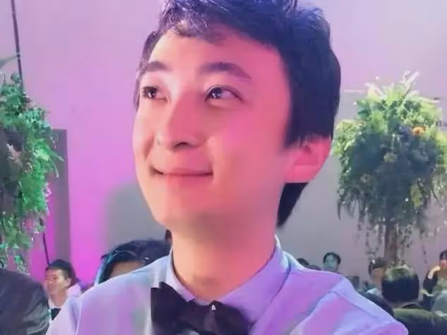 王思聰日本旅遊,仨美女相伴身材發福,頭髮凌亂像中年油膩大叔