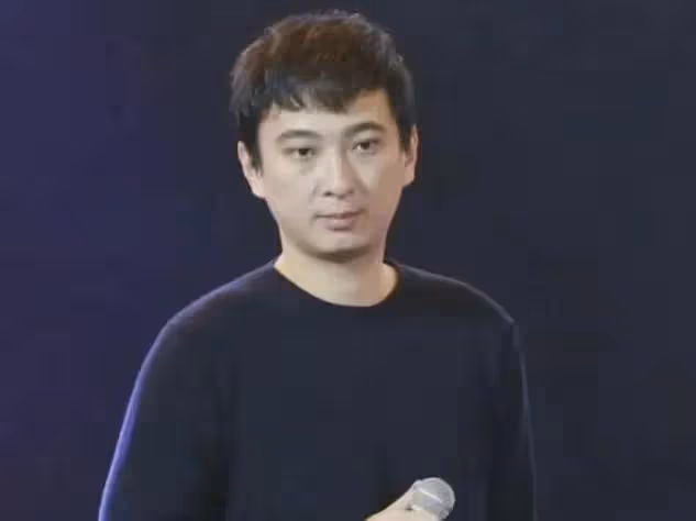 王思聰日本旅遊,仨美女相伴身材發福,頭髮凌亂像中年油膩大叔